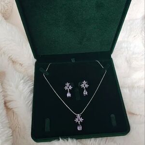 NWOT Luxurious Green Velvet Box